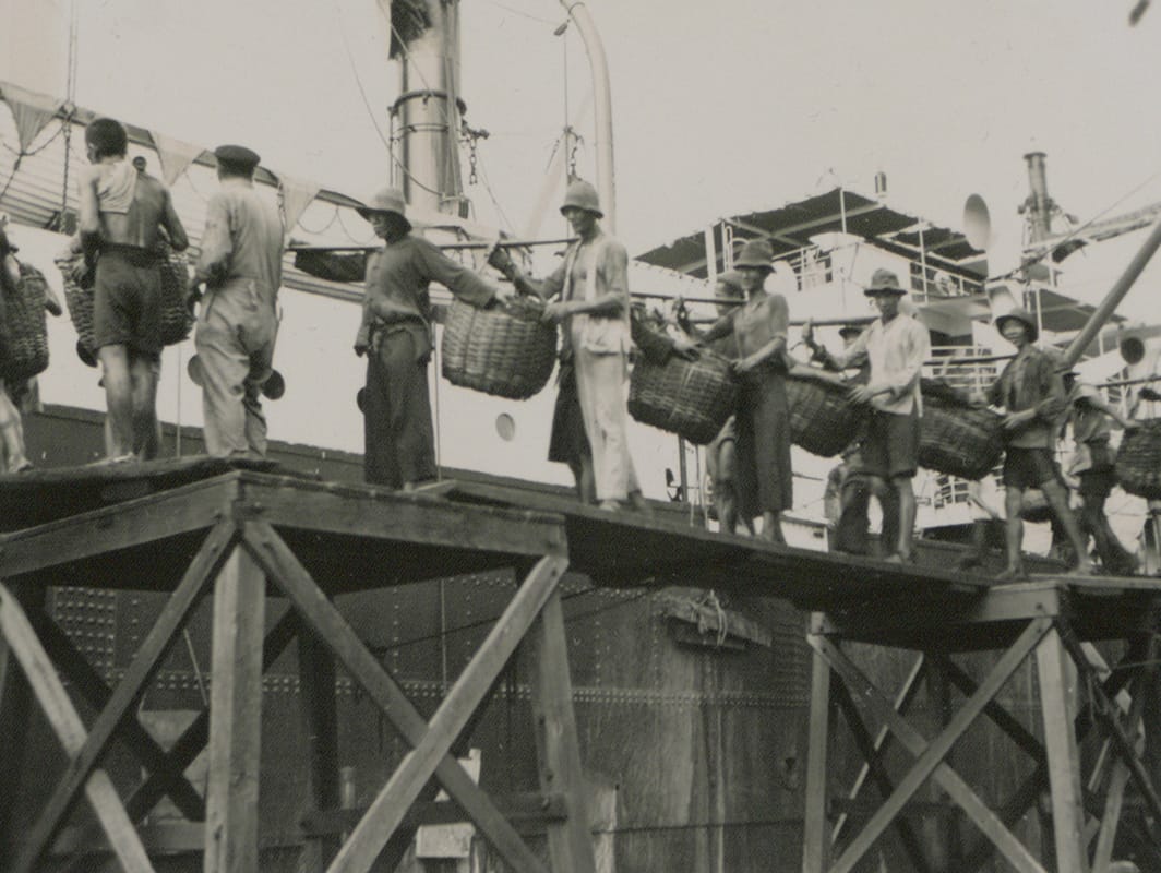 Coolies unloading goods from a ship at the Singapore River, 1930s. Many labourers and other workers were unemployed during the Great Depression. Allen Goh Collection, courtesy of National Archives of Singapore (Media - Image No. 20060000783 - 0089).